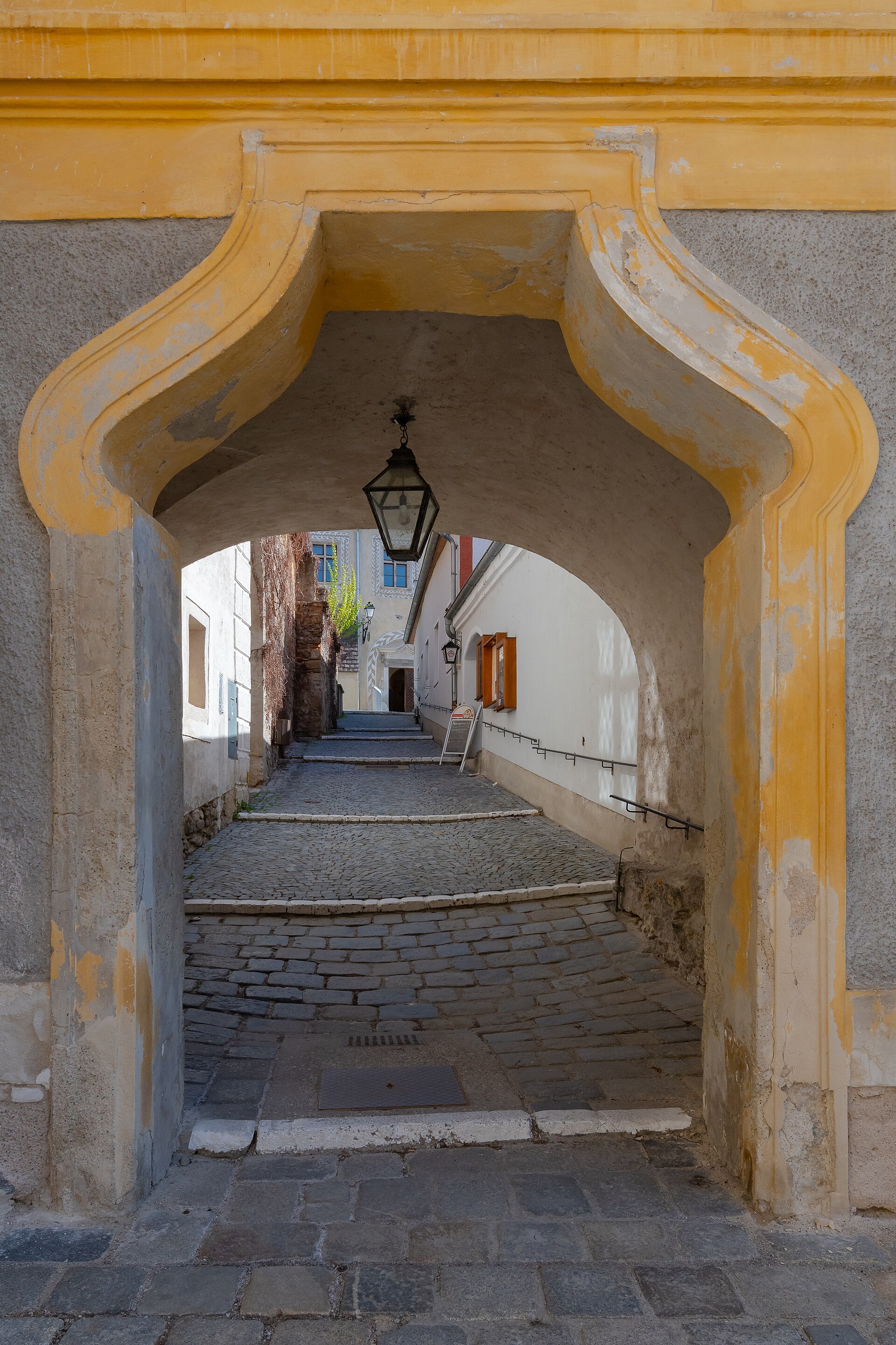 Gasse mit barockem Portal in Dürnstein