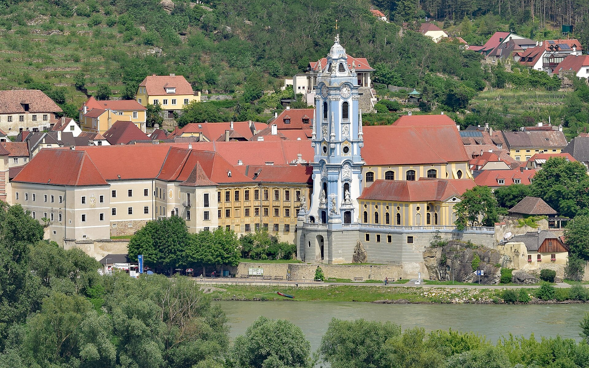 Dürnstein mit dem blauen Stiftsturm über der Donau