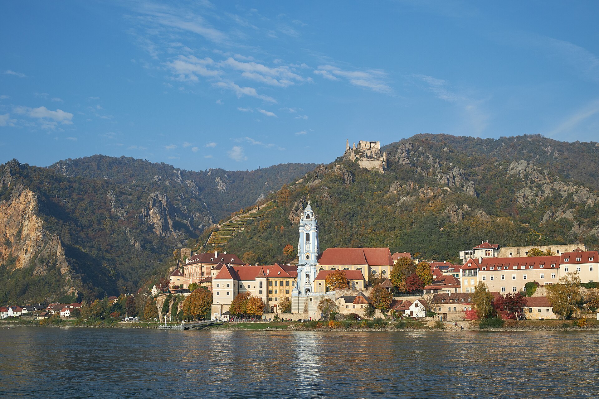 Dürnstein mit blauem Stiftsturm und Burgruine über der Donau im Herbst