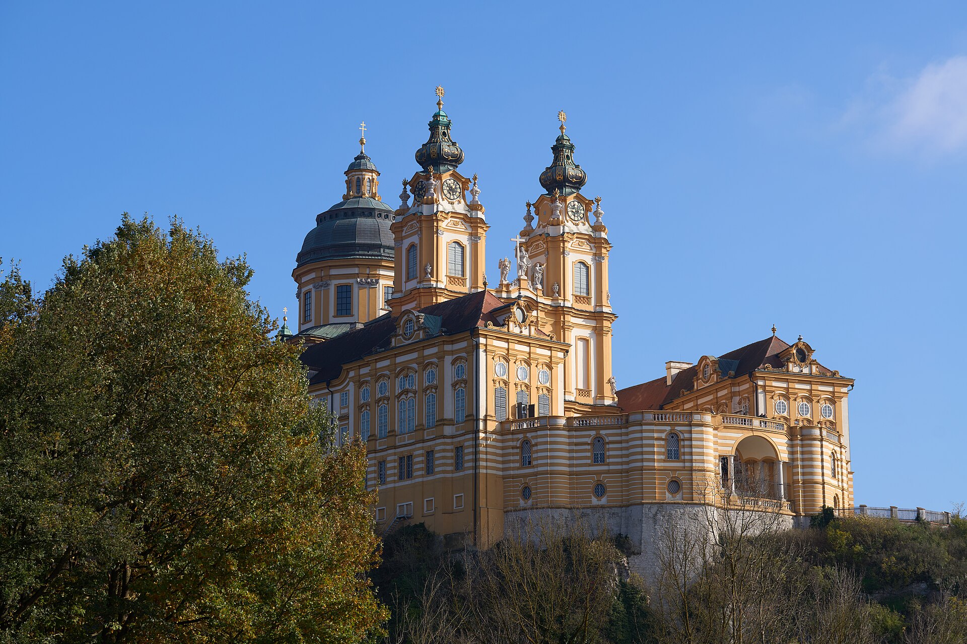 Stift Melk über der Stadt im Herbst