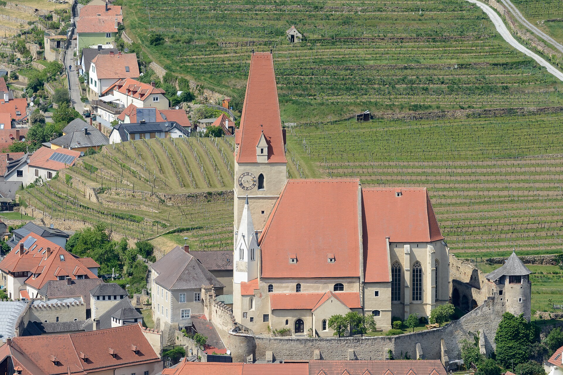 Wehrkirche von Weißenkirchen zwischen Weingärten